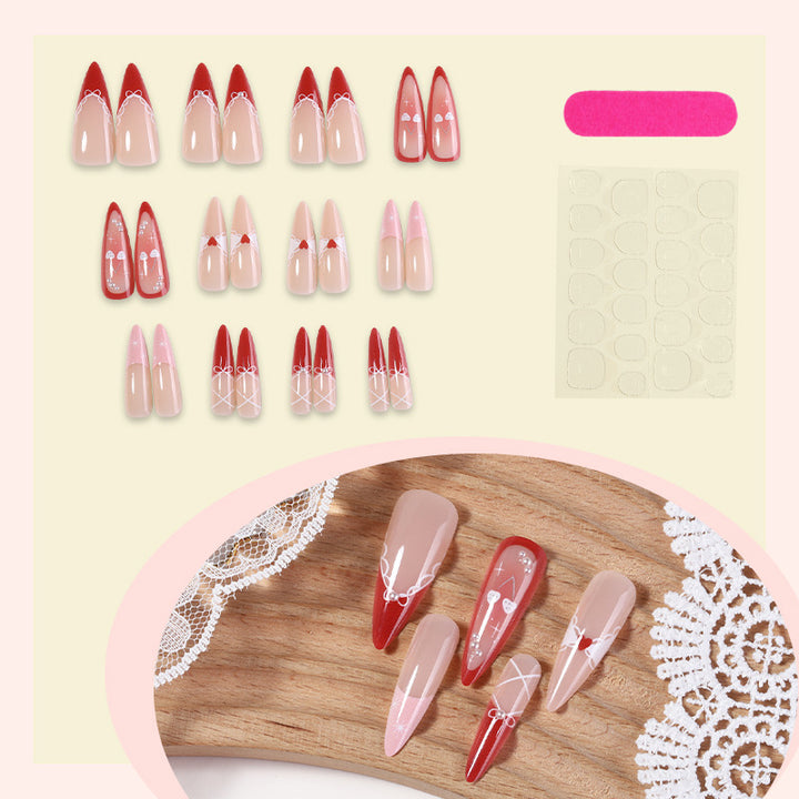 Dekorative Press-On Nagelset mit Herz- und Banddesigns Karnz