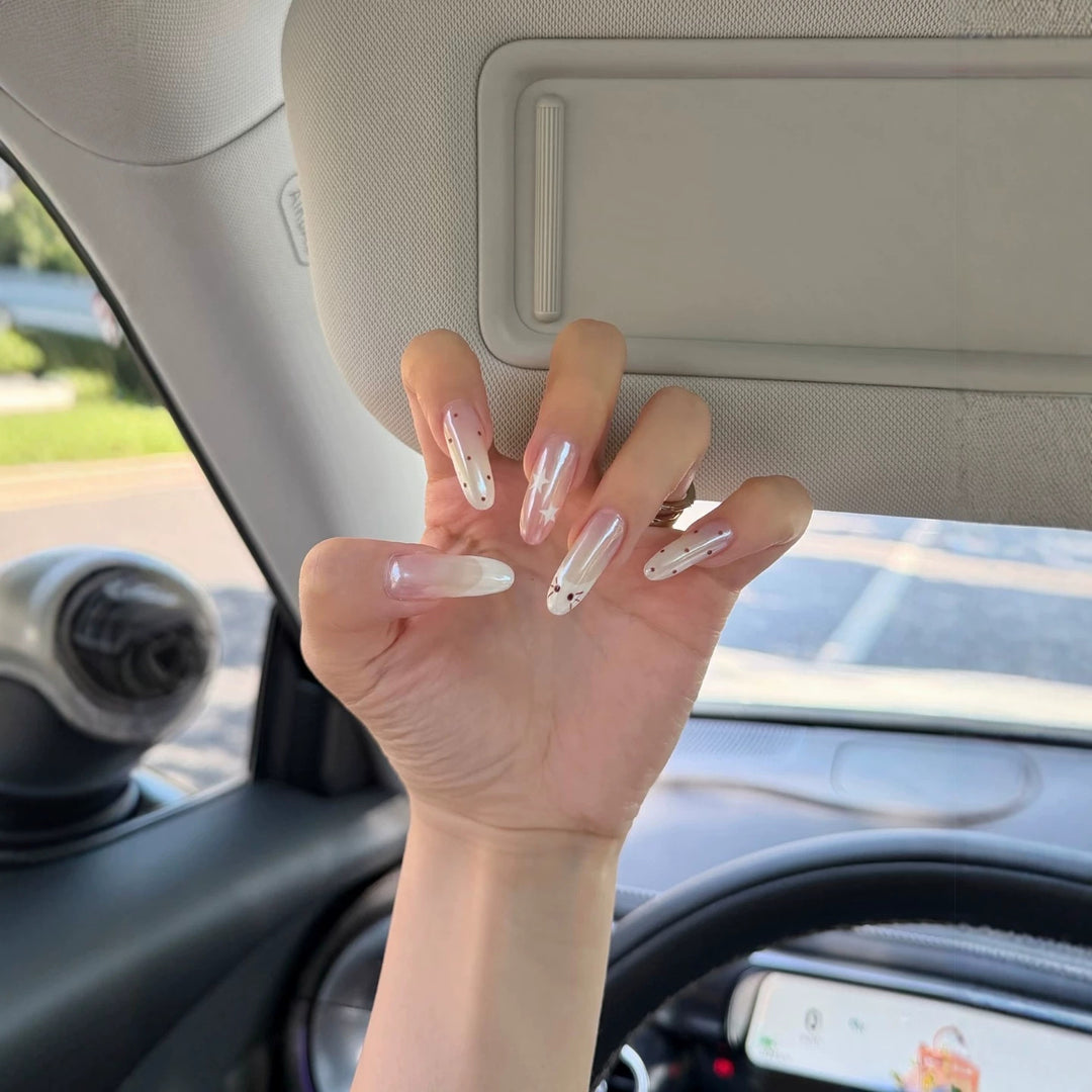 Elegantes Press-On Nagelkunst-Set mit detailliertem floralen Design