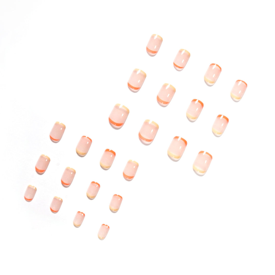 Elegante Nagelkunst mit leuchtenden Spitzen Karnz