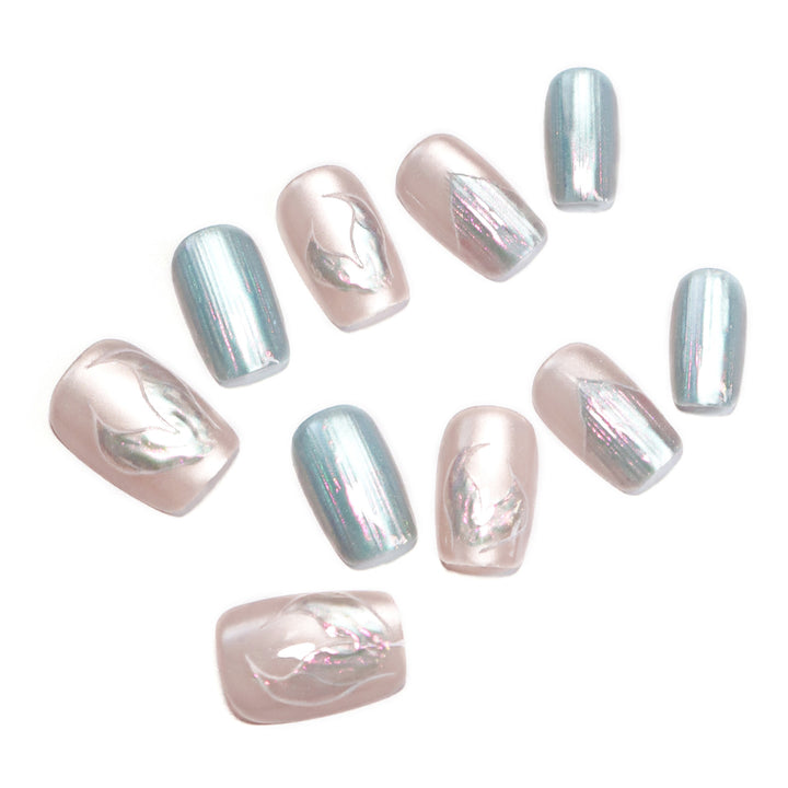 Kunstvolle Nagelspitzen mit floralem Design Karnz