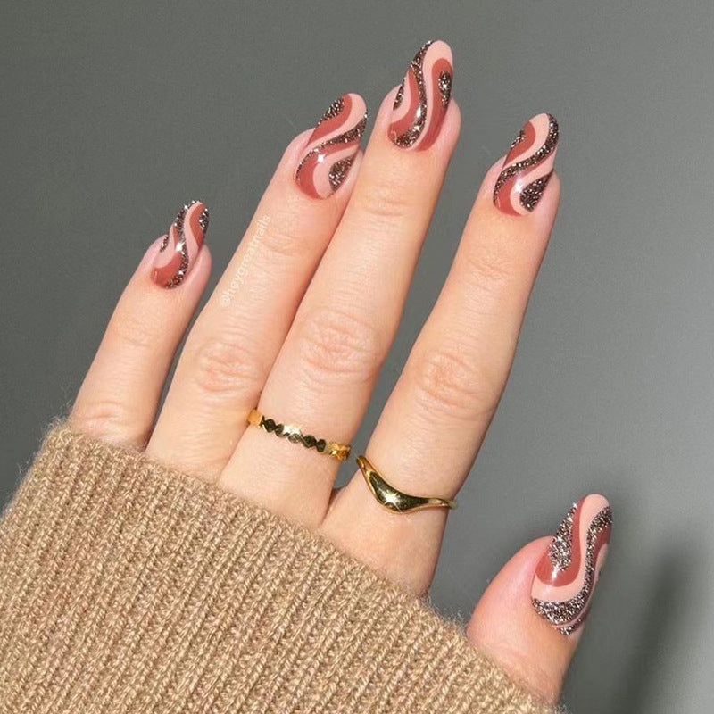 Kunstvolle Nagelverlängerungen mit elegantem Blattmuster Karnz