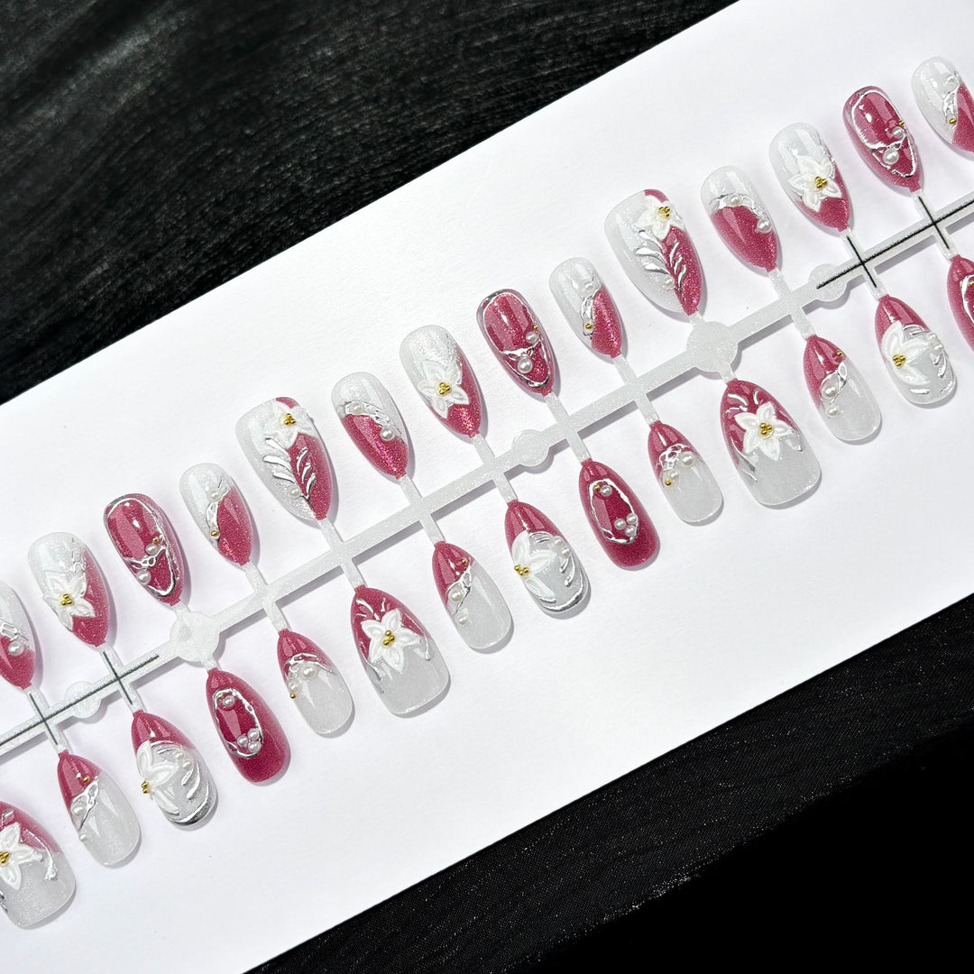 Elegantes Press-On-Nagelkunst-Set mit Bögen und floralen Akzenten
