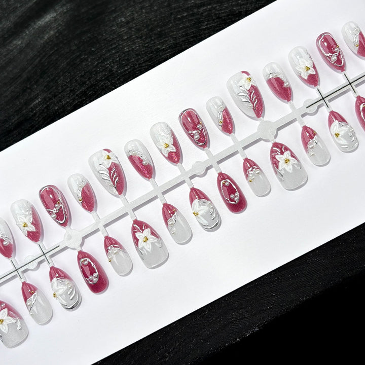 Elegantes Press-On-Nagelkunst-Set mit Bögen und floralen Akzenten