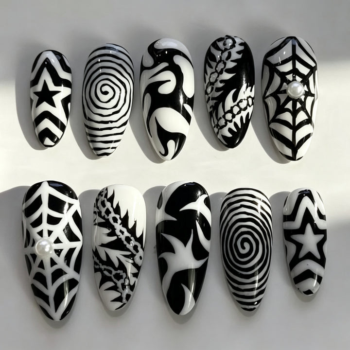 Künstlerisches Press-On Nagelkunst Set mit abstrakten Designs Karnz