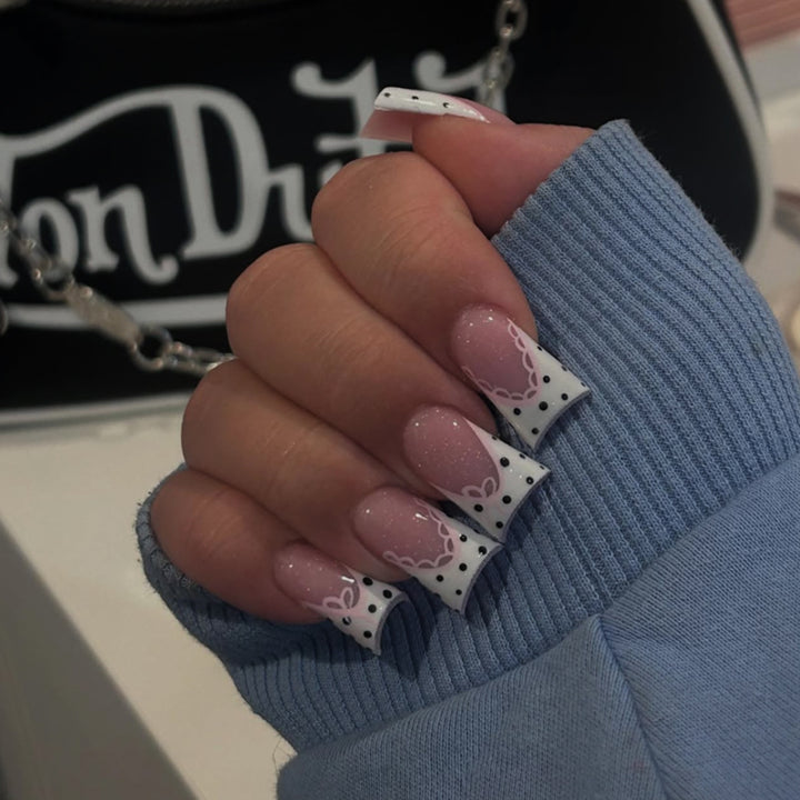 Künstliche Nagelverlängerungen mit elegantem Spitzen-Design Karnz