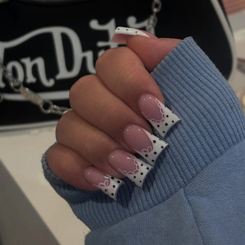 Künstliche Nagelverlängerungen mit elegantem Spitzen-Design Karnz