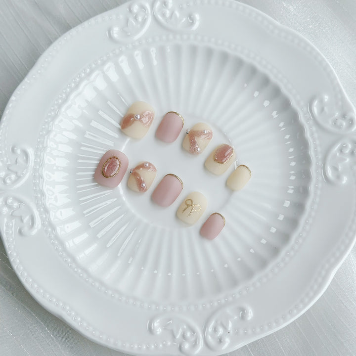 Elegantes Press-On Nagelkunst-Set mit Ripsband und Perlenakzenten