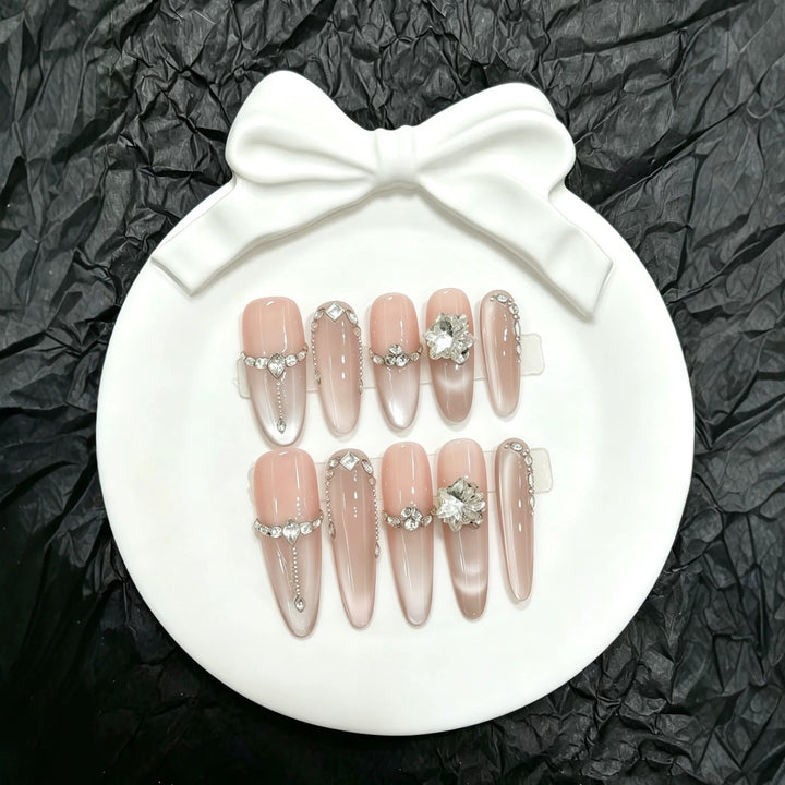 Elegantes Press-On Nagelkunst-Set mit dekorativen floralen Akzenten