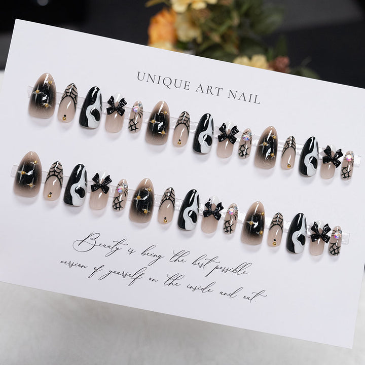 Künstlerisches Press-On Nail Set mit einzigartigem Schwarz-Weiß-Design