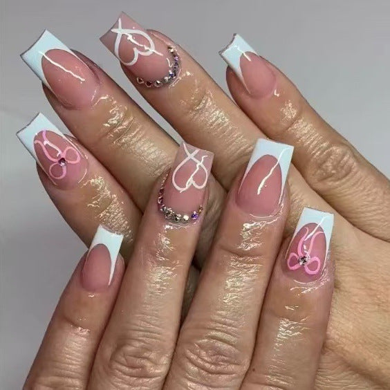 Elegantes Nagelkunst-Set mit Herzmotiven und Strassdetails Karnz
