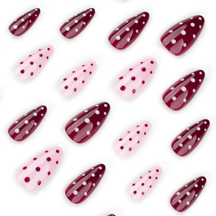 Kunstvolle Nagelverlängerungen mit Punkten und Eleganten Akzenten Karnz