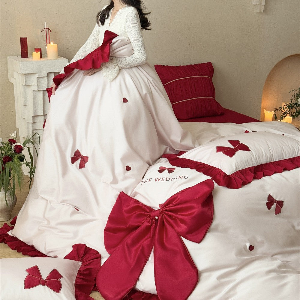 Romantische Bettwäsche-Garnitur mit XXL-Satin‑Schleife, Volant und bestickten Applikationen