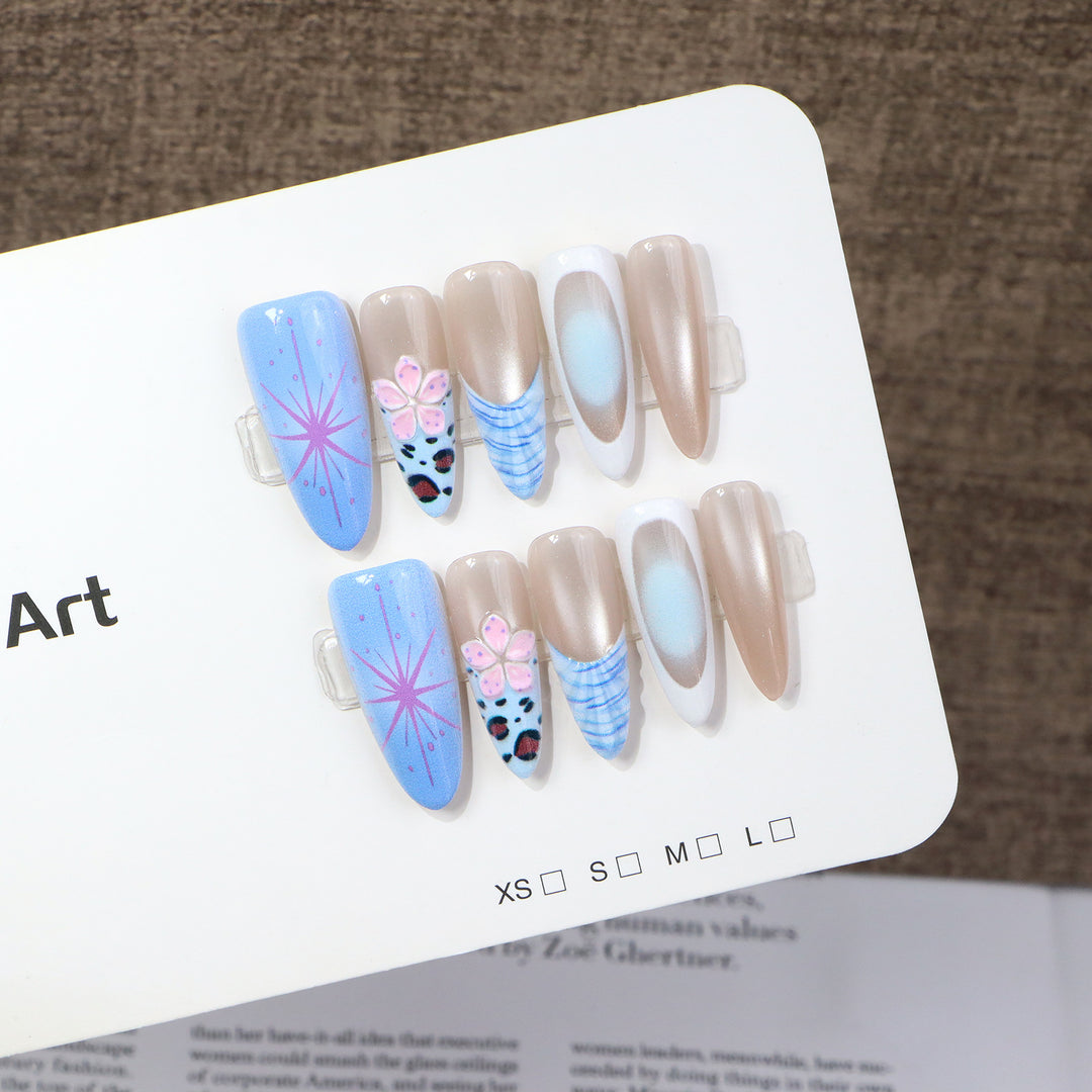 Künstlerisches Stiletto Press-On Nagelset mit floralen und abstrakten Mustern Karnz