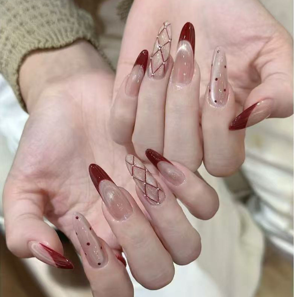 Elegantes Stiletto-Nagelset mit aufwendigen Designs Karnz