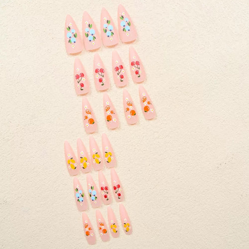 Kunstnagelset mit fruchtigen 3D-Motiven und blühenden Akzenten Karnz