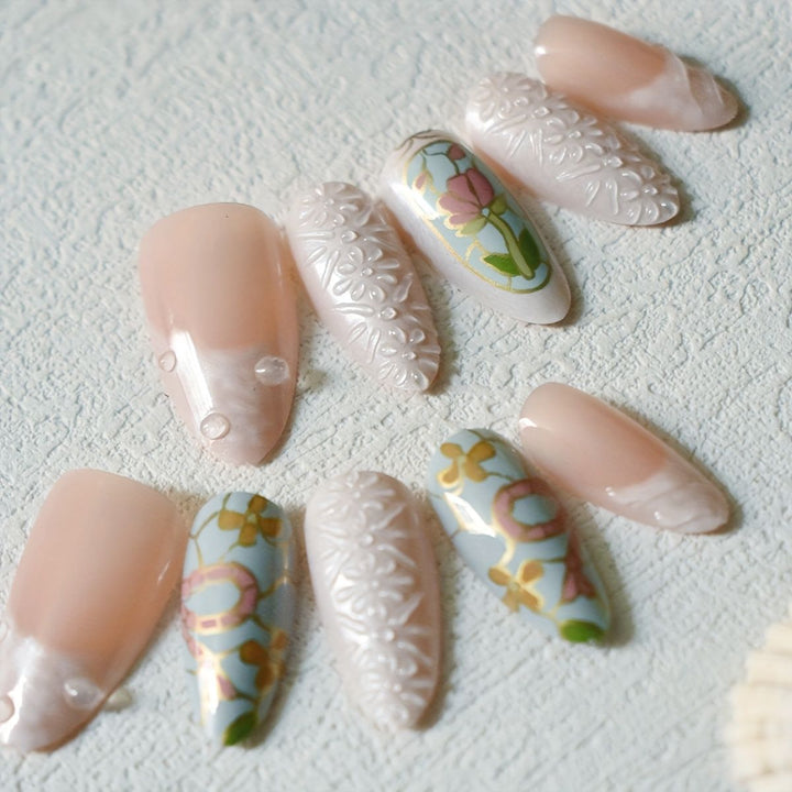 Künstlerisches florales und Edelstein Press-On Nagelset Karnz