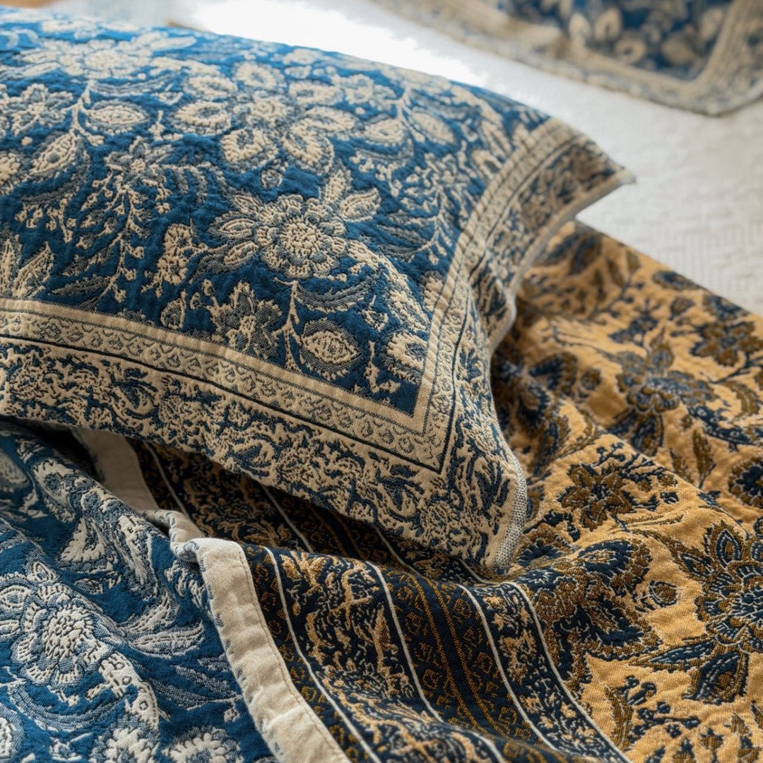 Handgefertigte florale Kantha-Stil Baumwoll-Decke mit passenden Kissenbezügen