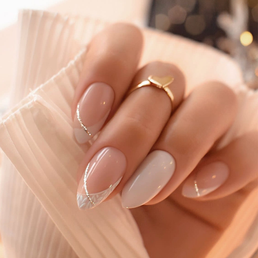 Dekoratives Press-On Nagelset mit stylischen Herz- und Schmuckakzenten Karnz