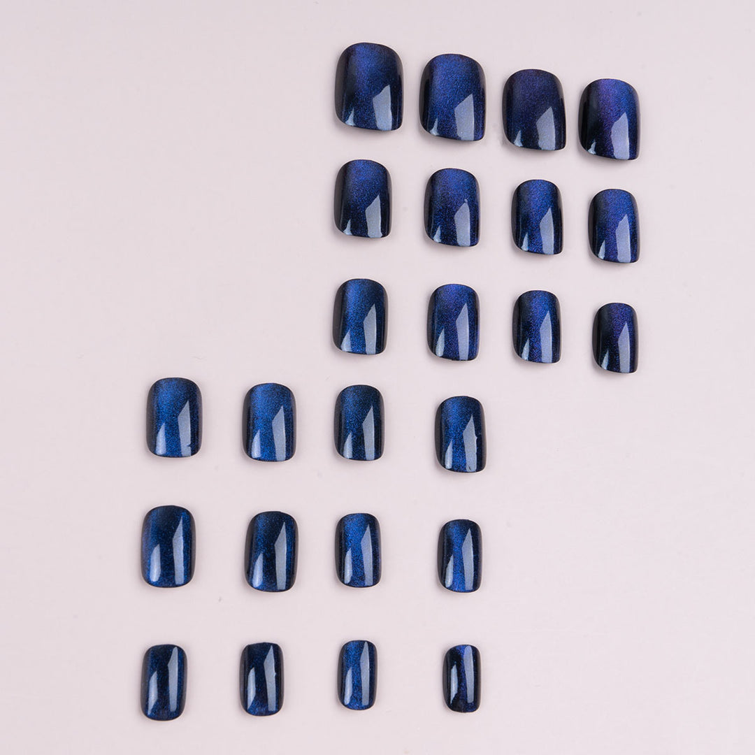 Glänzendes Press-On-Nagelkunst-Set mit blauer Schimmer-Oberfläche