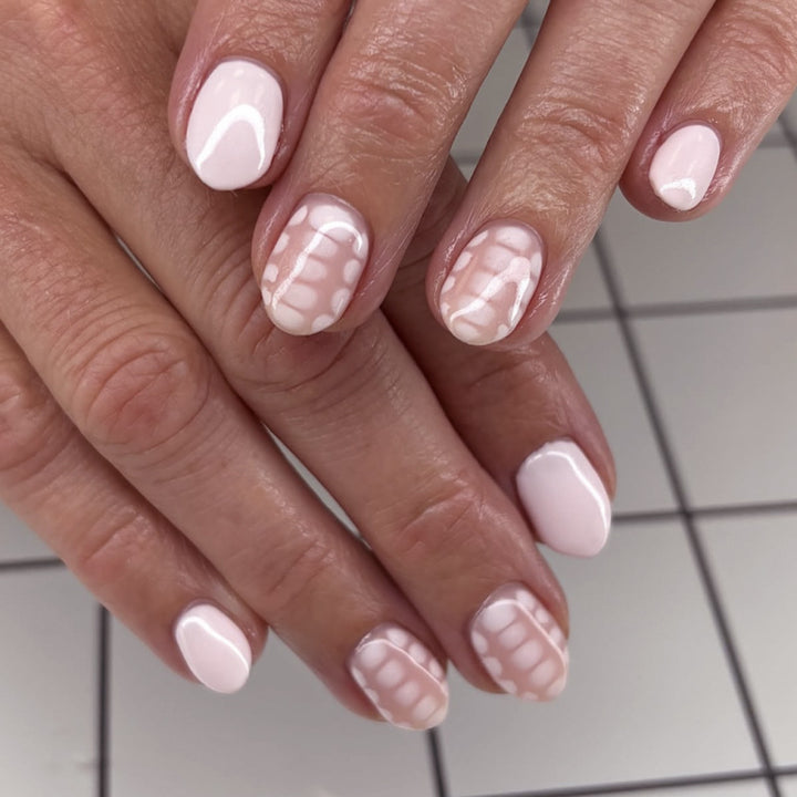 Kunstvolle Nailart mit eleganten Linien und zartem Design Karnz