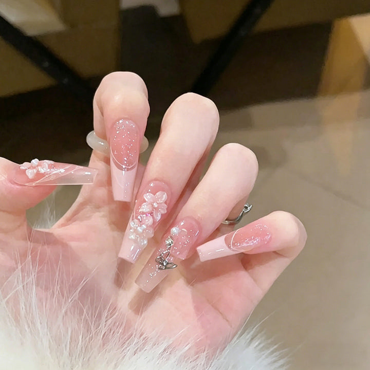 Kunstnagelset mit eleganten Glitzer-Akzenten Karnz