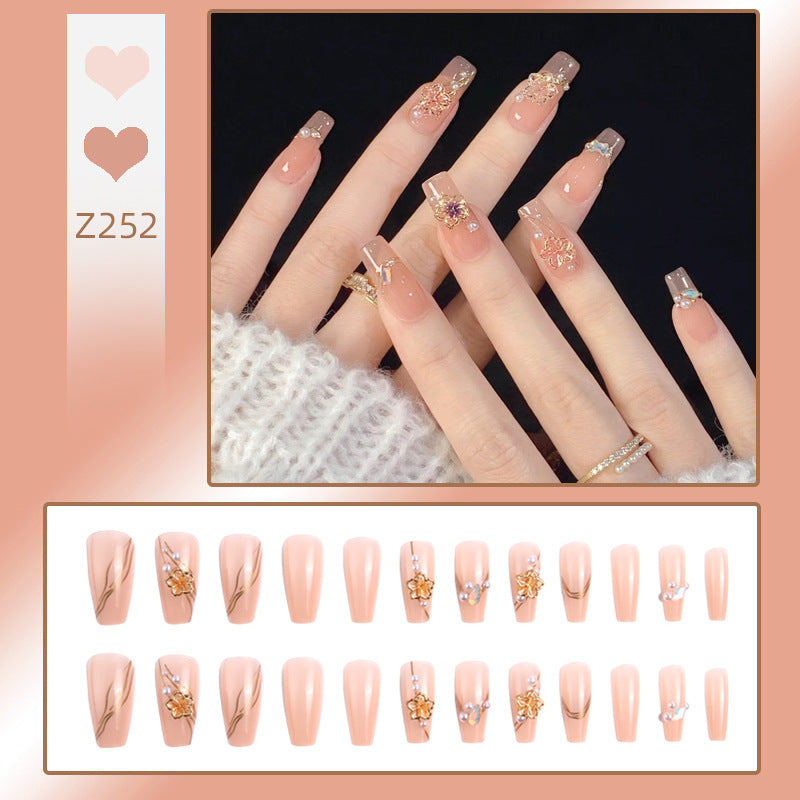 Kunstnagelset mit eleganten floralen und luxuriösen Verzierungen Karnz