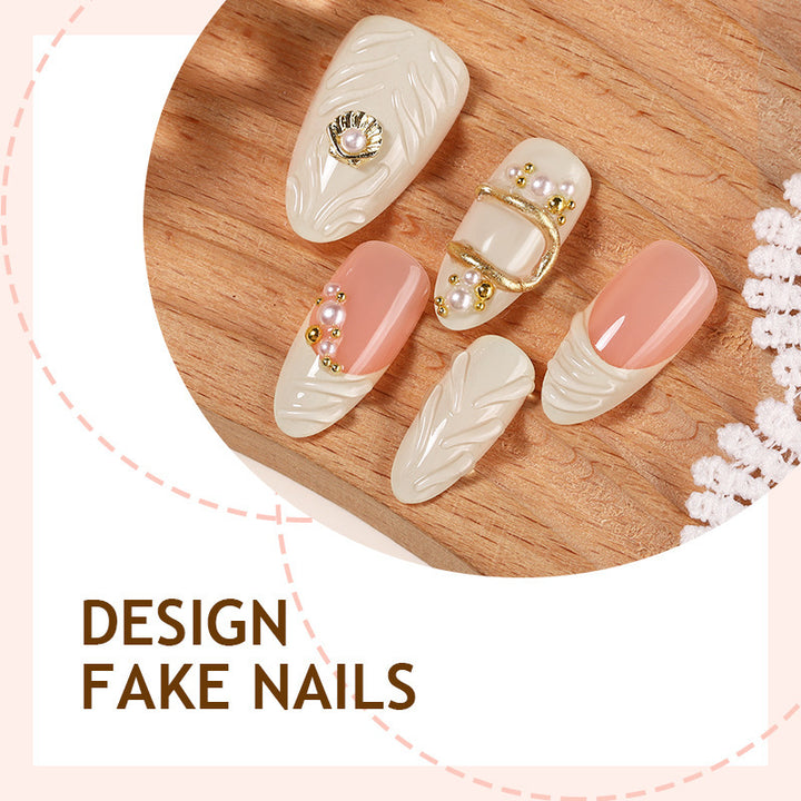Kunstnagelset mit glamourösen Goldakzenten Karnz