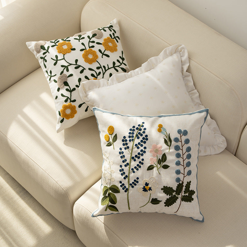 Handgetufteter quadratischer Dekokissenbezug mit floraler Chenille‑Applikation