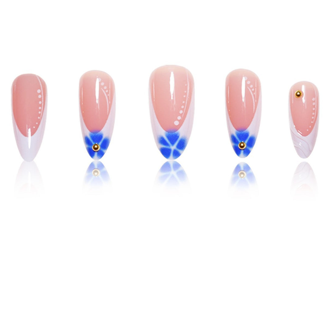 Skulptierte French Tip Press-On Nagelverlängerungen mit Edelsteinakzenten Karnz