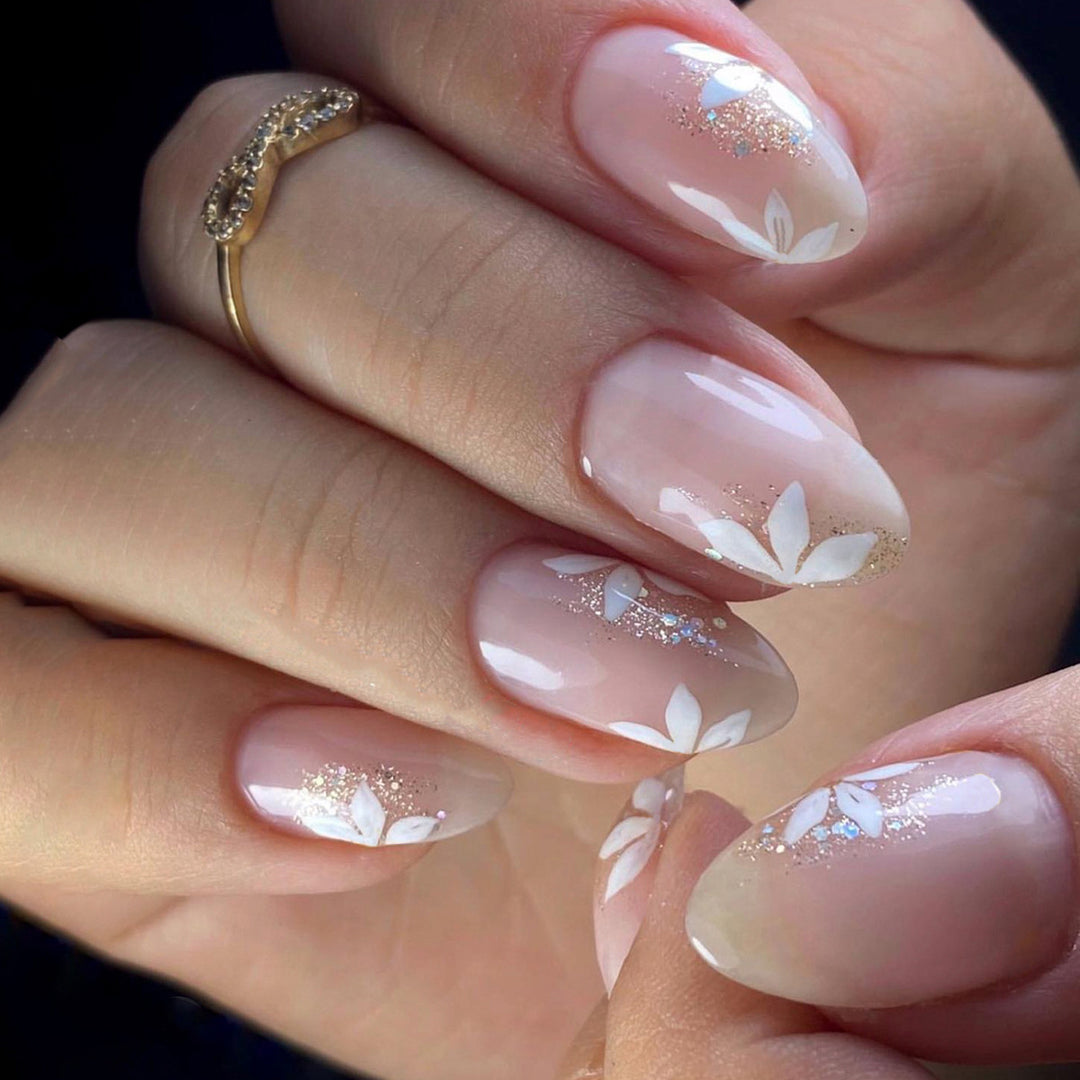 Premium Nagelkunst mit floralem Design und Glitzerakzenten Karnz