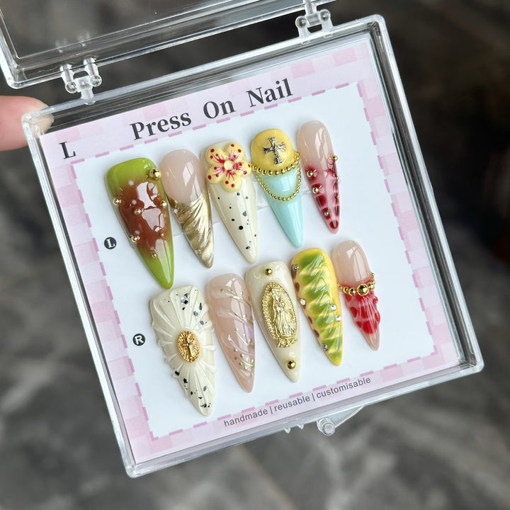 Künstlerisches Press-On-Nagel-Set mit floralen und grünen Akzenten
