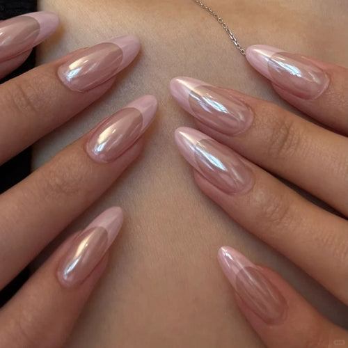 Kunstvolle Stiletto-Nägel mit Glanz- und Transparenzeffekten Karnz
