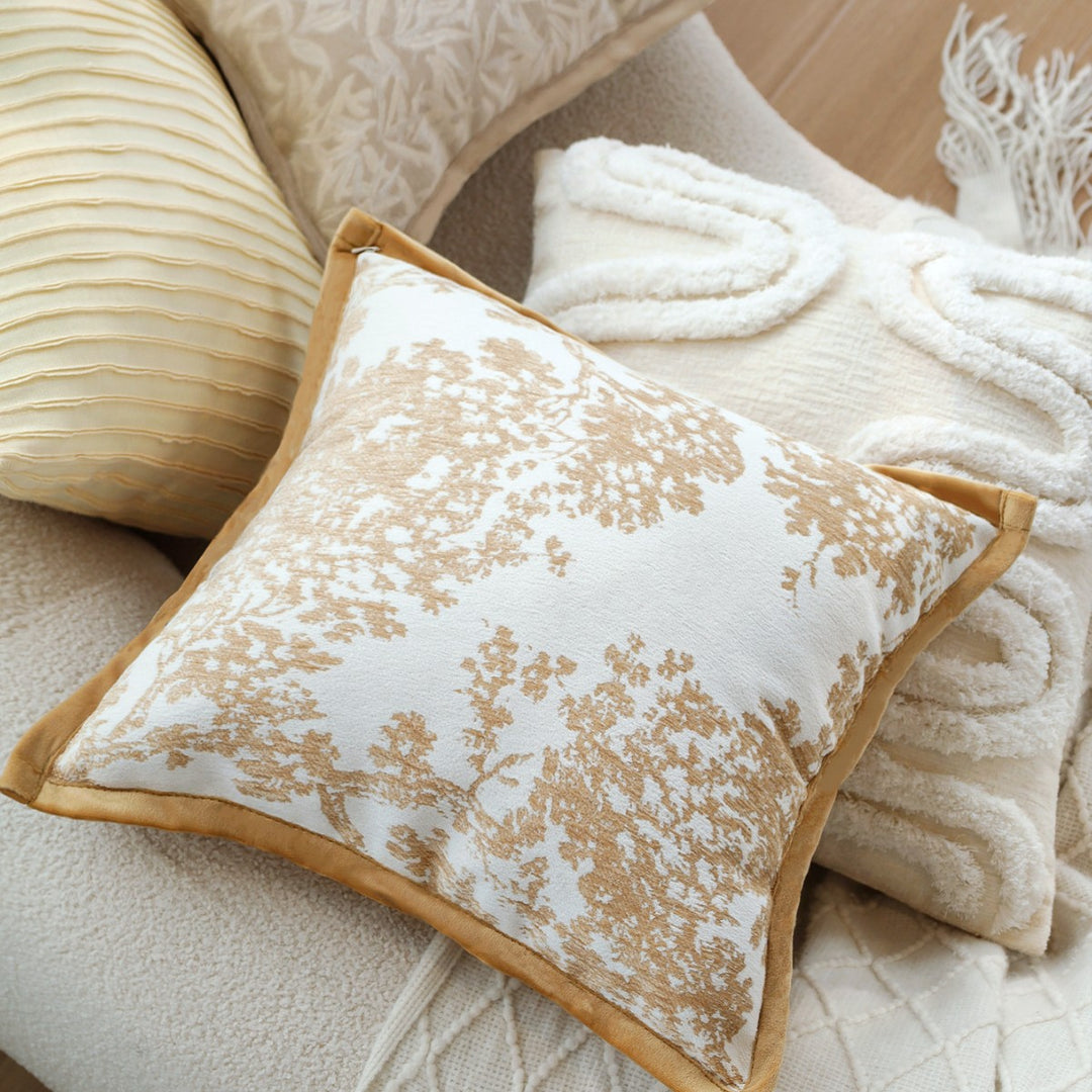 Quadratischer Zierkissenbezug mit feinem Jacquard‑Blattrelief, Paspelrand und pflegeleichtem Baumwoll‑Mix Karnz