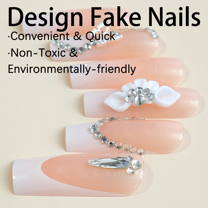 Kunstnagelset mit eleganten französischen Spitzen und glamourösen Verzierungen Karnz