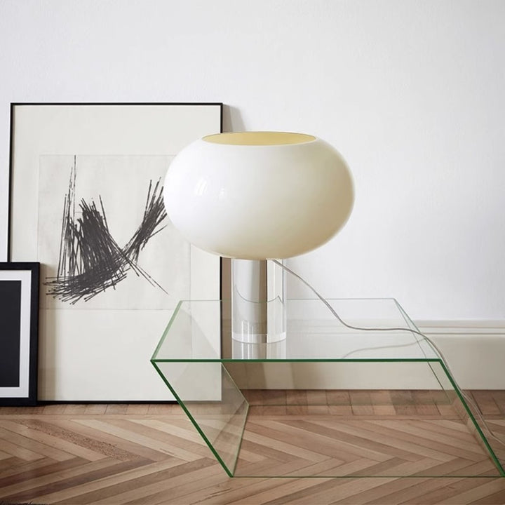 Moderne Tischlampe mit elegantem Globusschirm