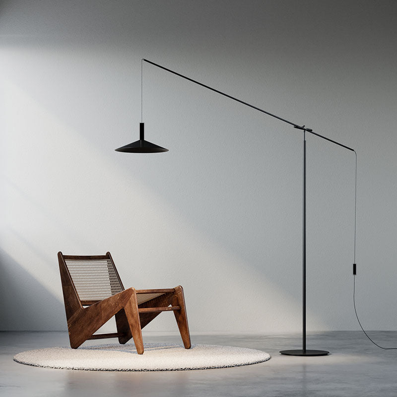Verstellbare Bogenstehlampe mit minimalistischem Design