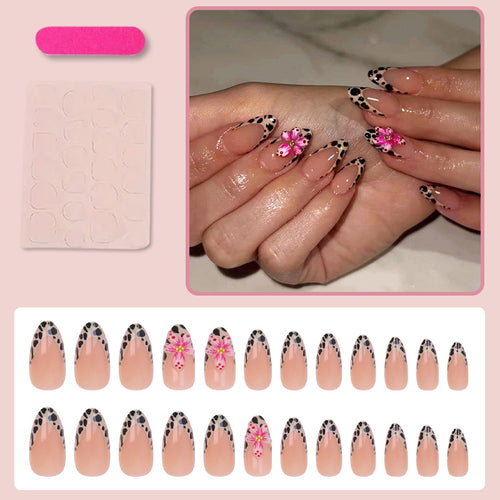 Kunstnagelset mit trendigen Blumenmotiven und eleganten Punkten Karnz