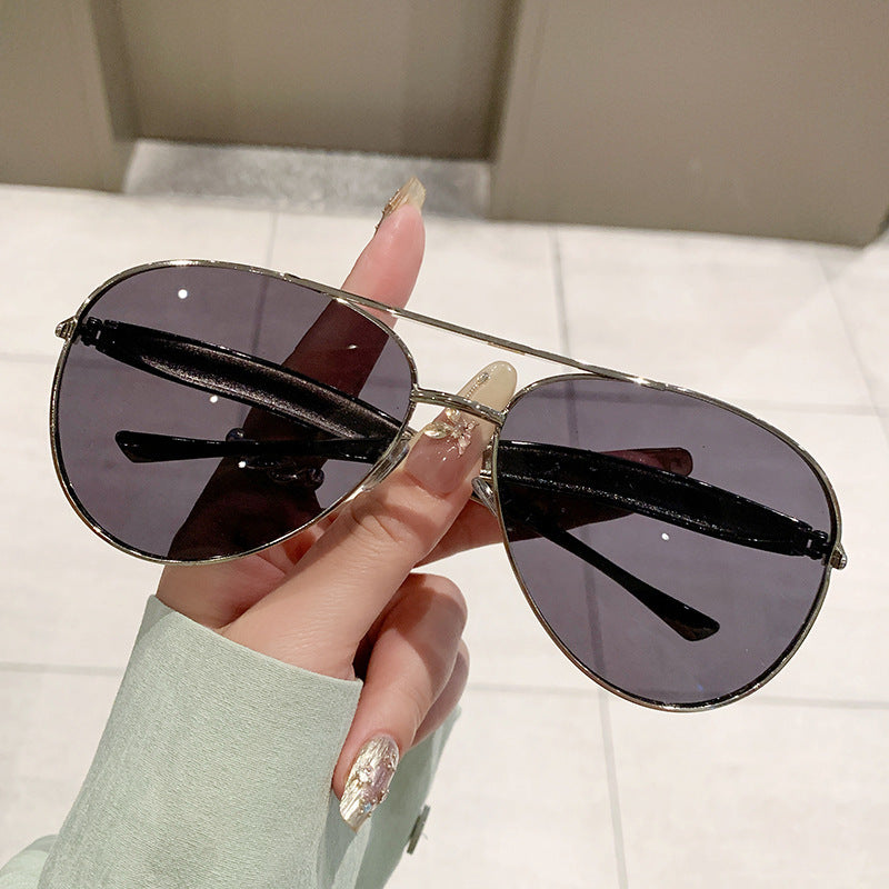 Damen exklusive Designer-Brille mit eleganten Details und hochwertigem Metallrahmen Karnz