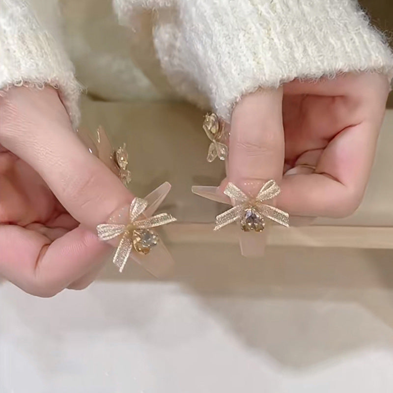 Kunstnagelset mit eleganten 3D-Bloßen und filigranen Akzenten Karnz