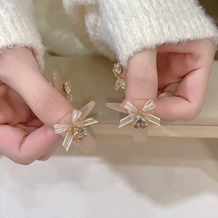 Kunstnagelset mit eleganten 3D-Bloßen und filigranen Akzenten Karnz