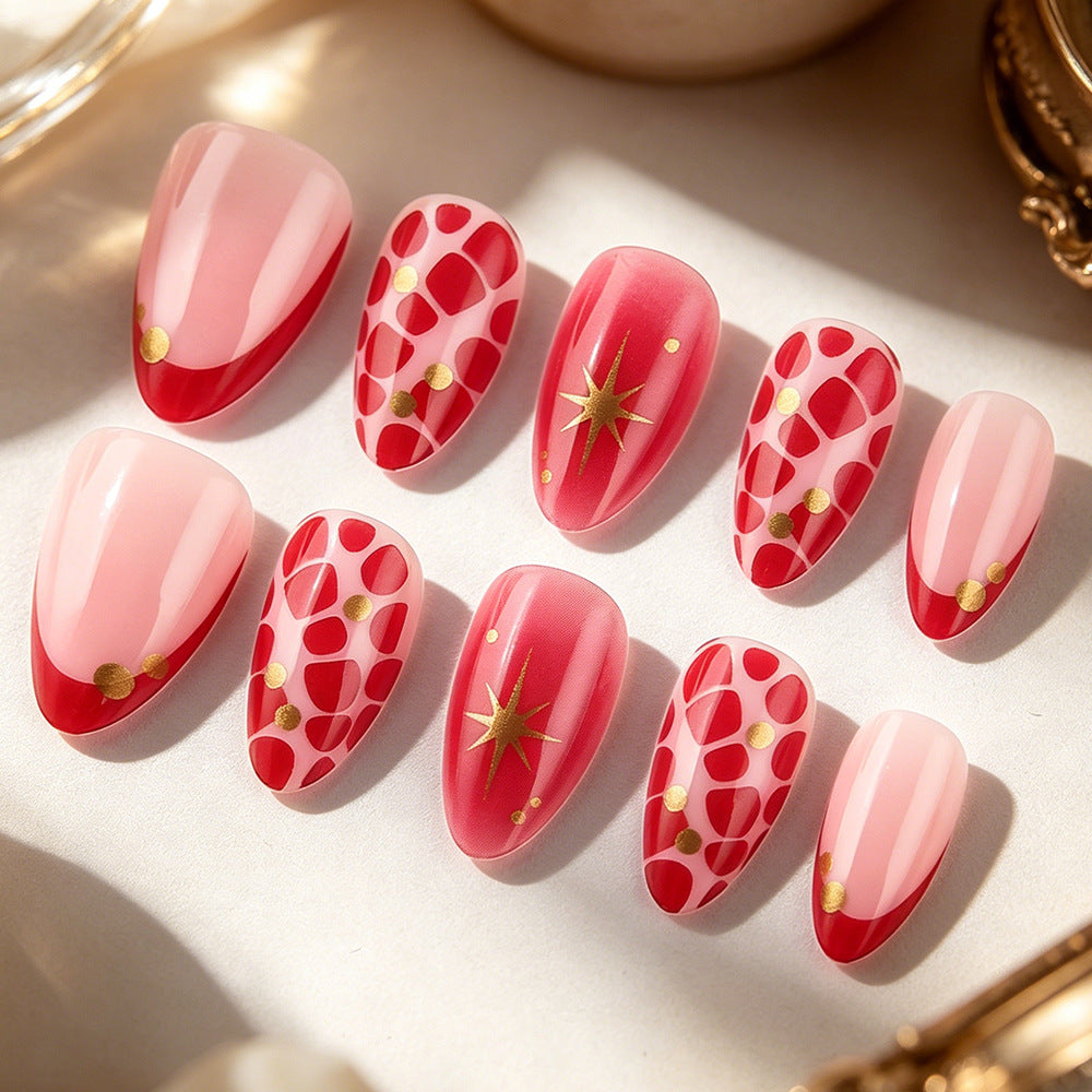Dekoratives Nagelkunst-Set mit goldenen Akzenten Karnz