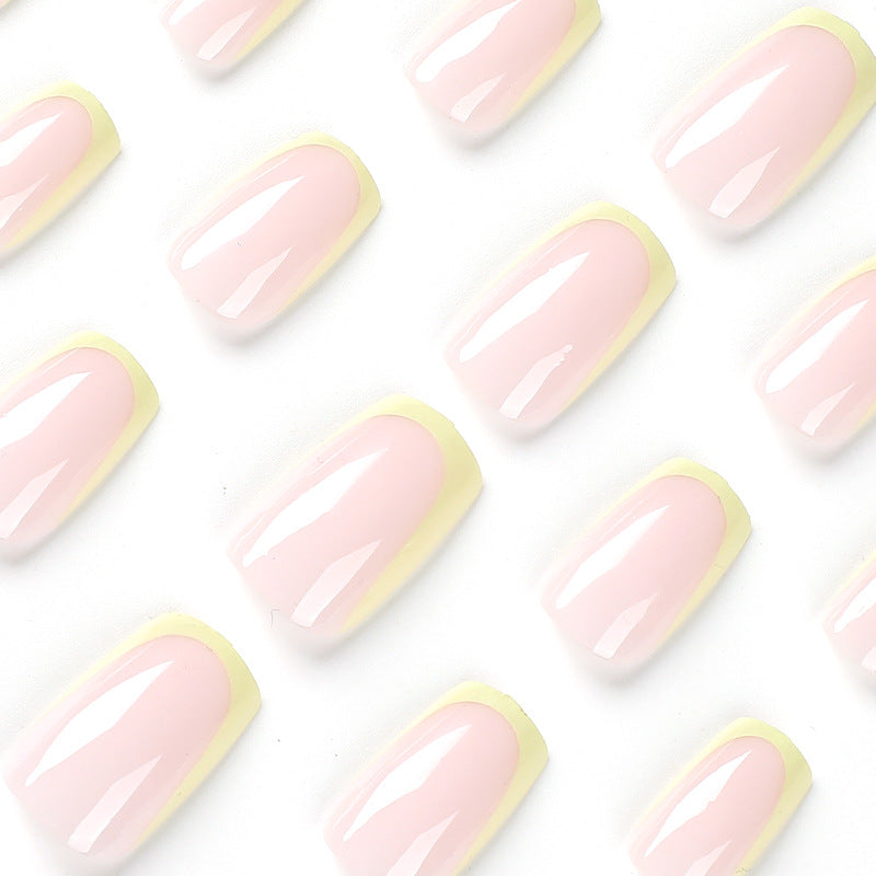 Kunstvolle Nagelverlängerungen mit elegantem French-Tip und modernen Akzenten Karnz