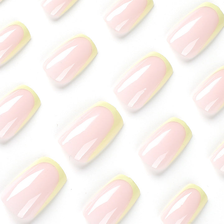 Kunstvolle Nagelverlängerungen mit elegantem French-Tip und modernen Akzenten Karnz