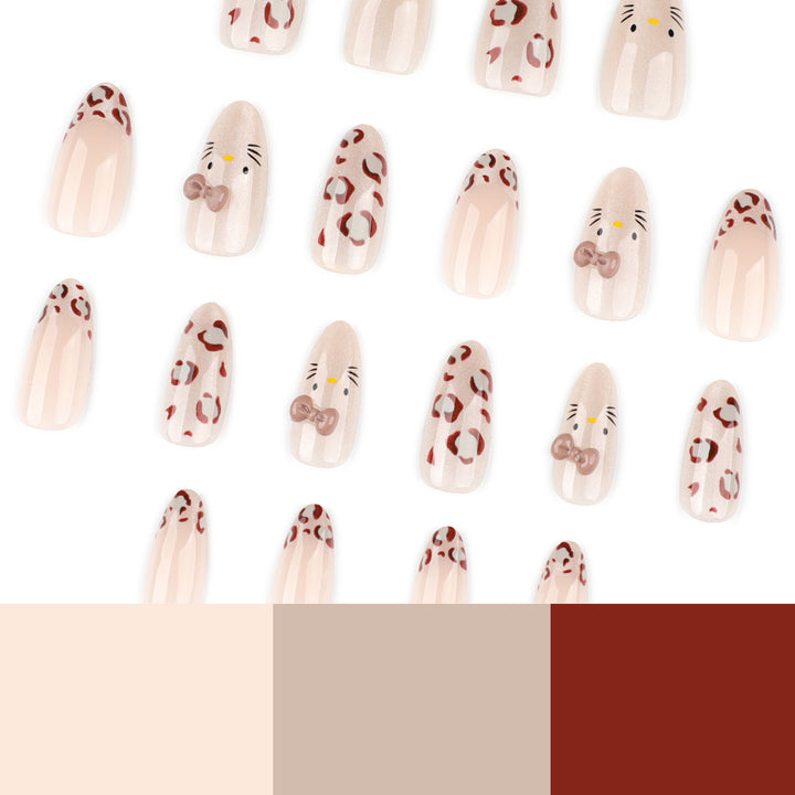 Kreative Nagelkunst mit niedlichem Katzenmotiv und Glitzerakzenten Karnz