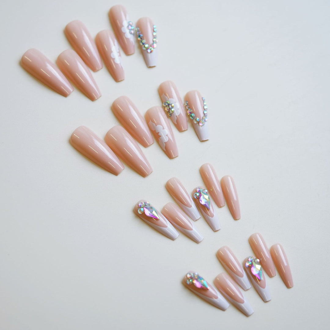 Dekoratives Press-On Nagelkunstset mit floralen und Strassakzenten