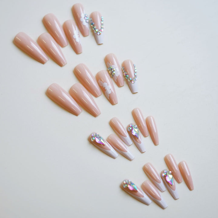 Dekoratives Press-On Nagelkunstset mit floralen und Strassakzenten
