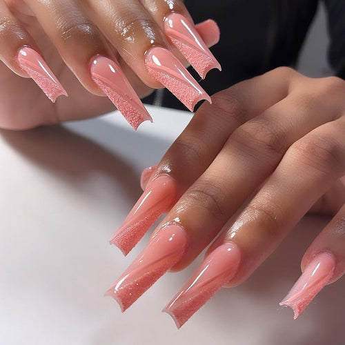 Kunstvolle Stiletto-Nägel mit Glitzer-Schimmer Karnz