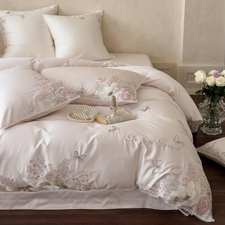 Luxuriöses Baumwollsatin-Bettwäsche-Set mit Blumenstickerei und Spitzenrand