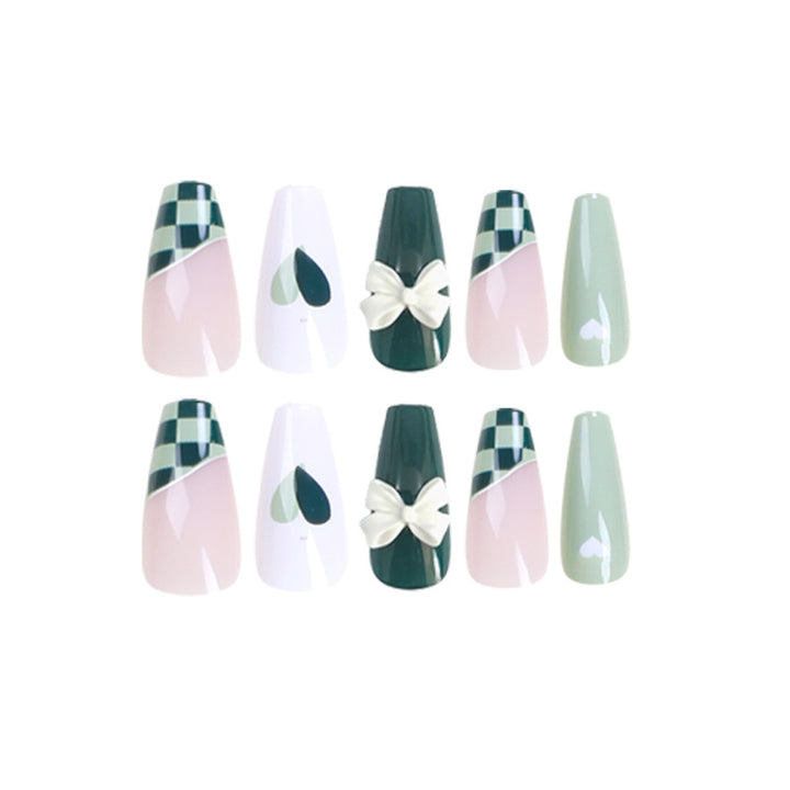 Künstliche Nagelverlängerungen mit kreativem Design und Glitzerakzenten Karnz