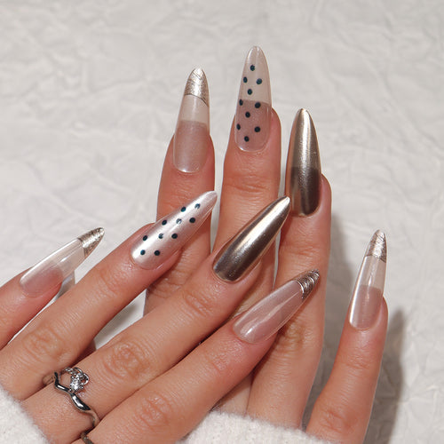 Glamouröse Stiletto-Nagelerweiterungen Karnz